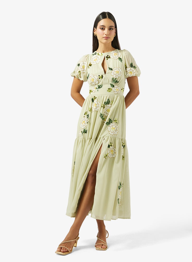 مايا فستان ماكسي بأكمام منفوشة وتطريز زهري متباين - Image 1